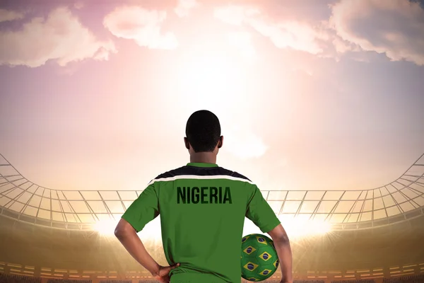 复合图像的尼日利亚足球运动员握球 — 图库照片