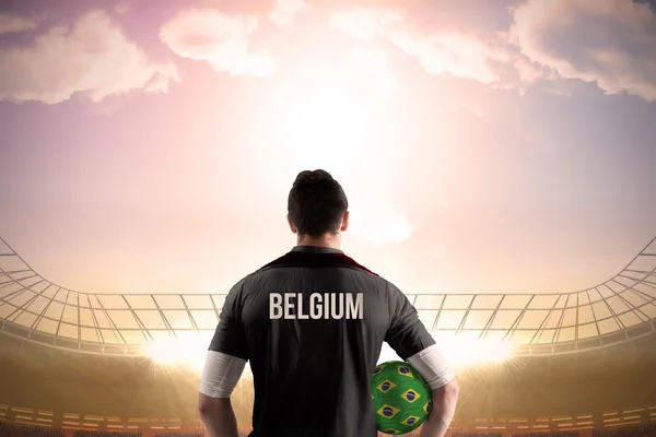 Samengestelde afbeelding van België football-speler houdt de bal — Stockfoto