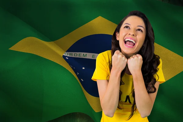 Emocionado fanático del fútbol en camiseta brasil — Foto de Stock