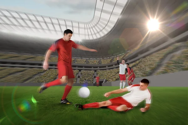 Giocatore di calcio in rosso calci — Foto Stock