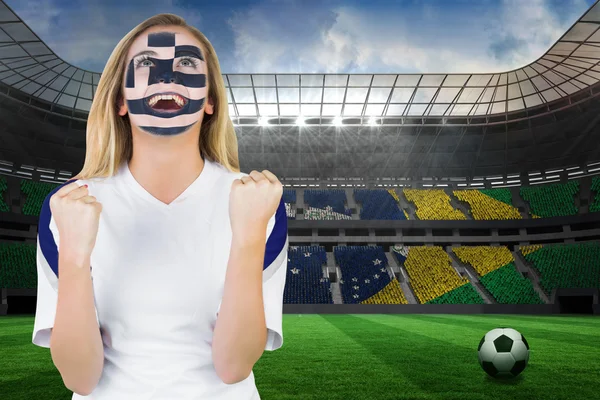 情绪激动的希腊球迷脸上涂满颜料 — 图库照片