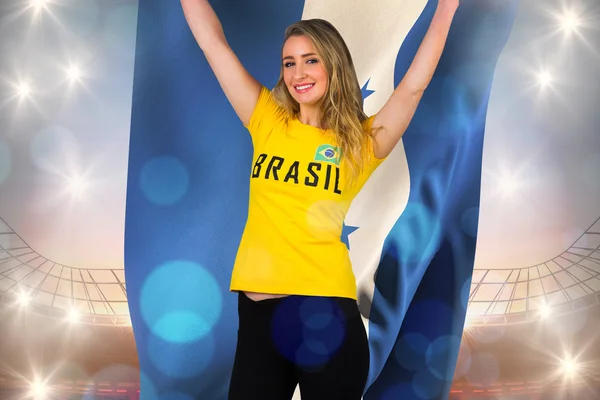 Bayrak tutan brasil tshirt heyecanlı futbol fan — Stok fotoğraf