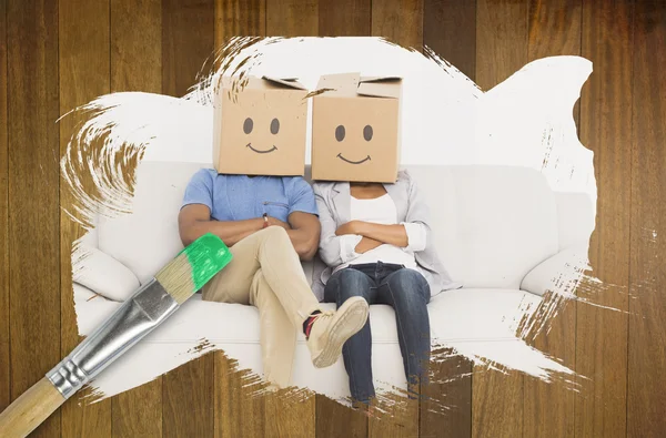 Композитное изображение пары с коробками на голове — стоковое фото