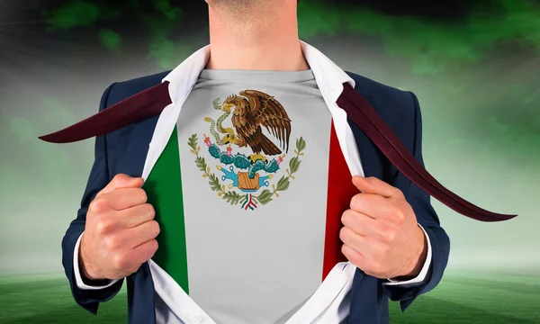 Zakenman opening shirt te onthullen mexico vlag — Stockfoto