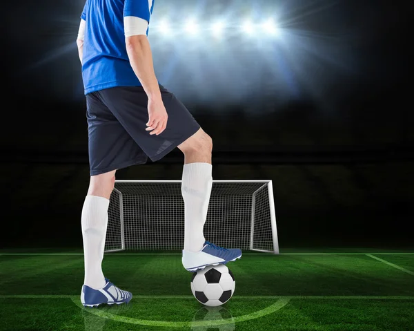 Jogador de futebol de pé com bola — Fotografia de Stock