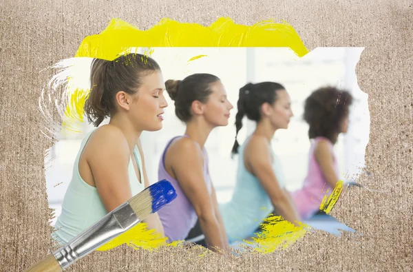 Lezione di yoga in palestra — Foto Stock