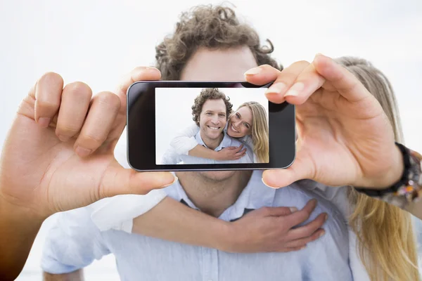 Smartphone a mano mostrando — Foto Stock