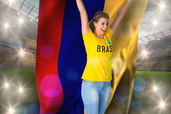 Glada fotbollsfan i brasil tshirt håller flaggan — Stockfoto