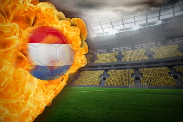 Imagen compuesta de fuego que rodea la bandera holandesa de fútbol —  Fotos de Stock