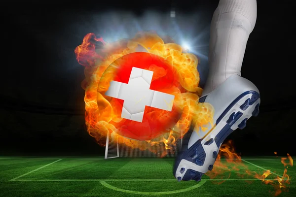 Voetbal speler schoppen vlammende swiss vlag bal — Stockfoto