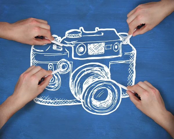 Macchina fotografica di disegno di mani multiple con gesso — Foto Stock