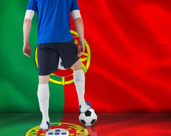 Композитное изображение футболиста в синей майке — стоковое фото