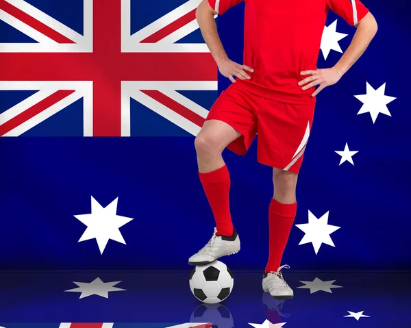 Imagen compuesta de futbolista de pie con bolaボールを持って立っているフットボール選手の合成画像 — ストック写真
