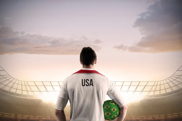 Immagine composita del giocatore di calcio degli Stati Uniti che tiene la palla — Foto Stock