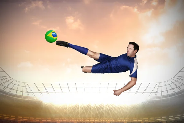 Sammansatt bild av fotbollsspelare i blå sparkar — Stockfoto