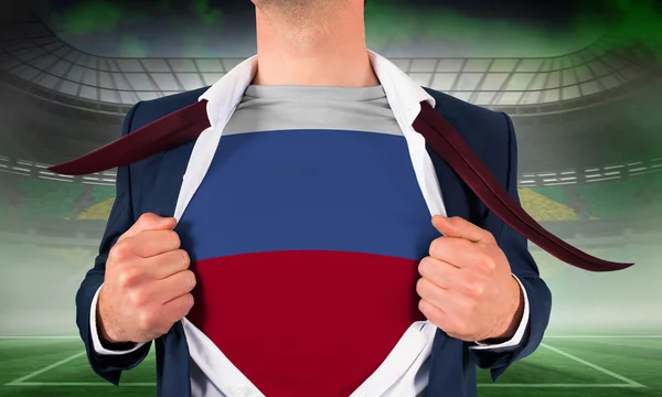 Geschäftsmann öffnet Hemd, um russische Flagge zu enthüllen — Stockfoto