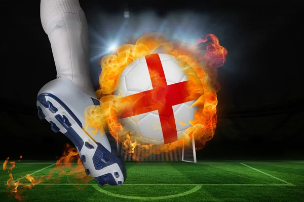 Fotbollsspelare sparkar flammande england flagga boll — Stockfoto