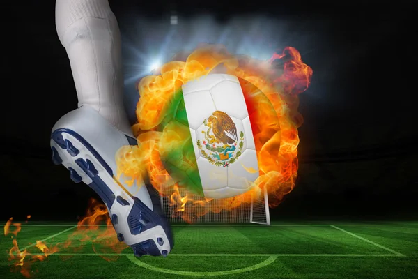 Jugador de fútbol pateando la bola de bandera mexicana en llamas — Foto de Stock
