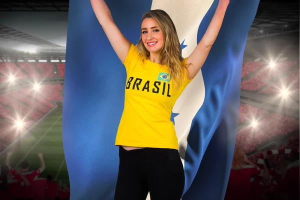 Opgewonden voetbalfan in brasil tshirt houden vlag — Stockfoto