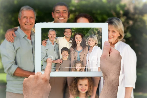 Imagen compuesta de la mano que sostiene la tableta pc — Foto de Stock