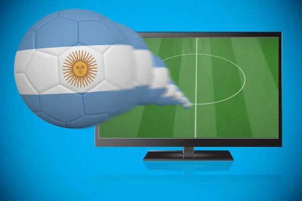 Zusammengesetztes Bild des Fußballs in argentinischen Farben, das aus dem T fliegt — Stockfoto