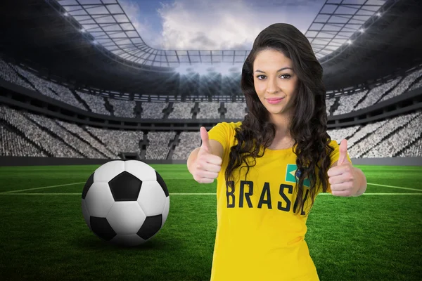 Красивая футбольная фанатка в бразильской футболке — стоковое фото