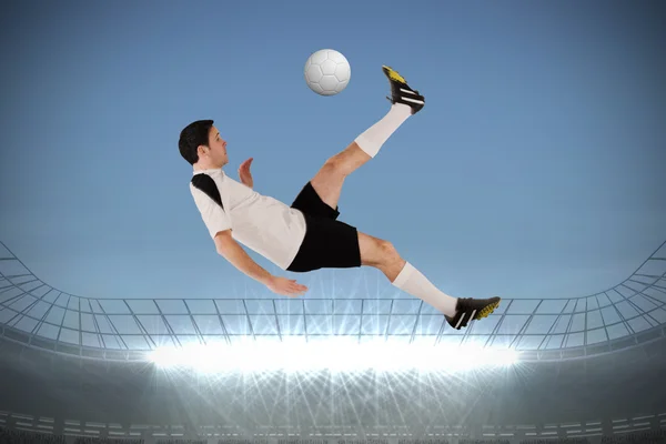 Image composite du joueur de football en coups de pied blanc — Photo