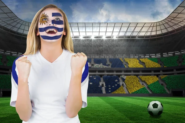 Upphetsad fan i uruguay ansiktsmålning — Stockfoto