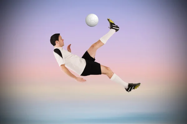 Image composite du joueur de football en coups de pied blanc — Photo