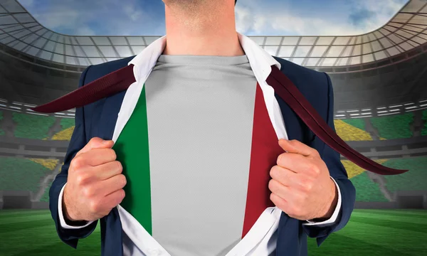 Geschäftsmann öffnet Hemd, um italienische Flagge zu enthüllen — Stockfoto