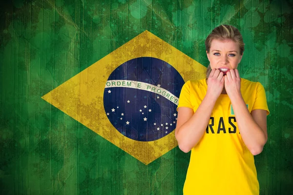 Nervöser Fußballfan im Brasilien-T-Shirt — Stockfoto