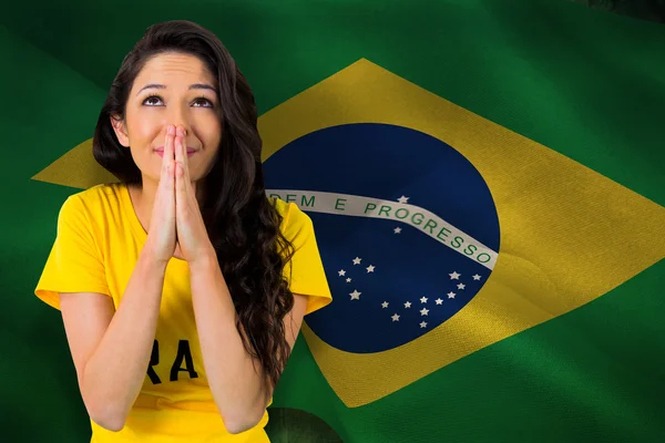 Нервный футбольный фанат в бразильской футболке — стоковое фото