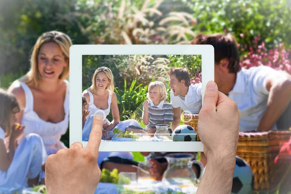 Imagem composta de mão segurando tablet pc — Fotografia de Stock