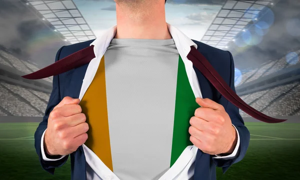Zakenman opening shirt te onthullen van Ivoorkust vlag — Stockfoto