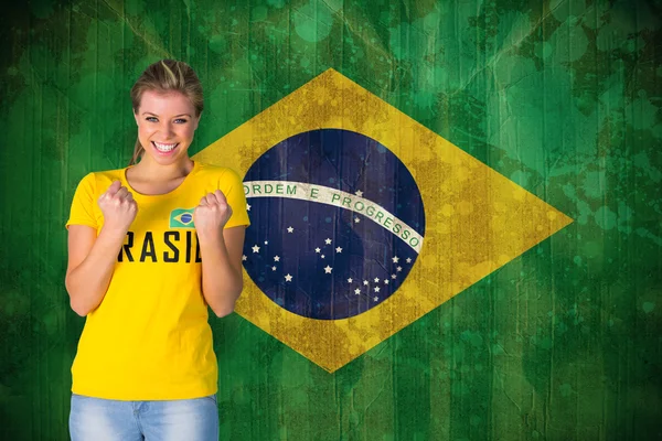 Aufgeregter Fußballfan im Brasilien-T-Shirt — Stockfoto