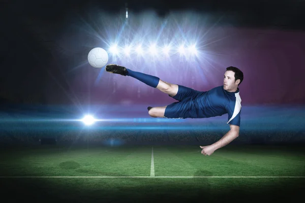 Комментируя образ футболиста в синем пинающем костюме — стоковое фото