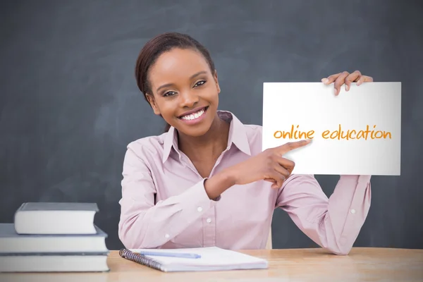 Щасливий вчитель тримає сторінку, що показує онлайн-освіту — стокове фото