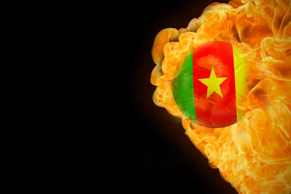 Σύνθετη εικόνα του φωτιά γύρω ποδόσφαιρο σημαία του Καμερούν — Φωτογραφία Αρχείου