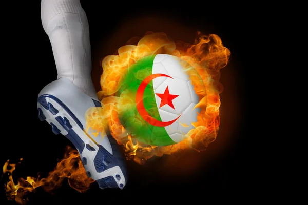 燃えるようなアルジェリアのボールを蹴るフットボール選手 — ストック写真