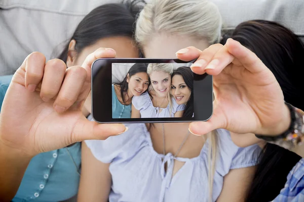 Chiudi gli amici sorridenti alla fotocamera — Foto Stock