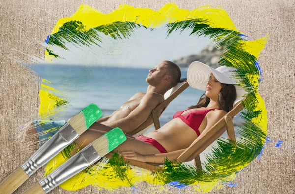 Комический образ пары, лежащей на пляже — стоковое фото