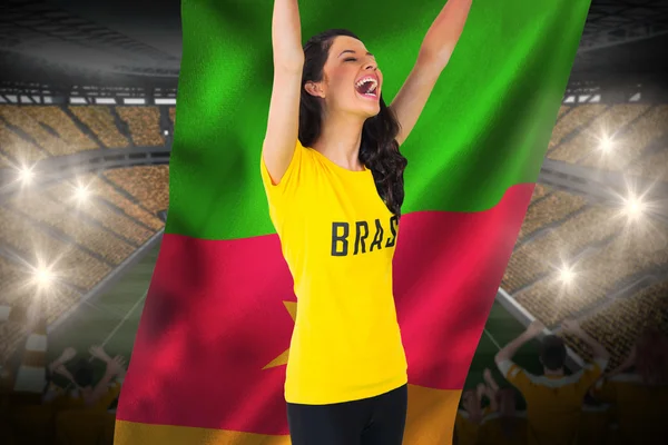 Brasil tshirt heyecanlı futbol fan — Stok fotoğraf