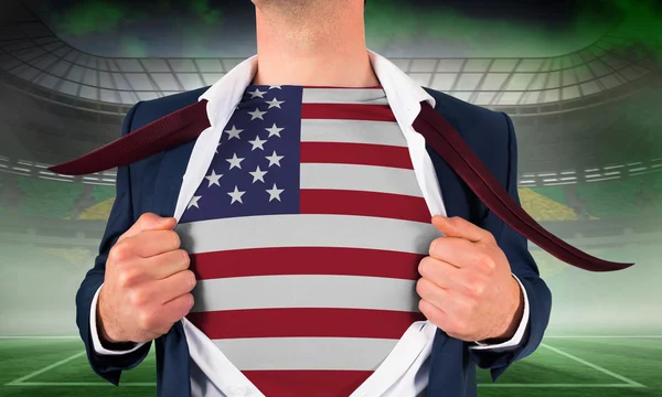 Camisa de apertura hombre de negocios para revelar bandera de EE.UU. —  Fotos de Stock