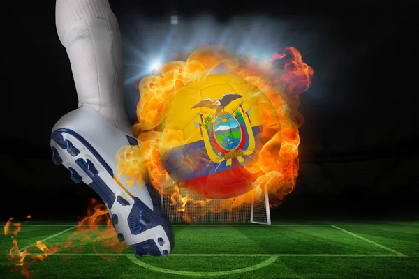Fußballer kickt flammenden ecuadorianischen Fahnenball — Stockfoto
