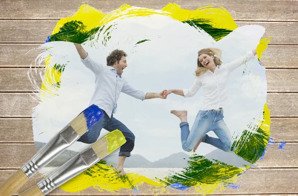 Pareja saltando en la playa — Foto de Stock