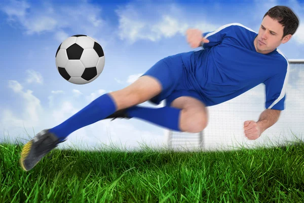 Football player kicking the ball — Stock Photo, Image