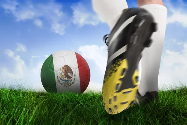 Bota de fútbol pateando bola mexicana — Foto de Stock