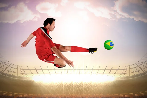 Samengestelde afbeelding van football-speler in rode schoppen — Stockfoto