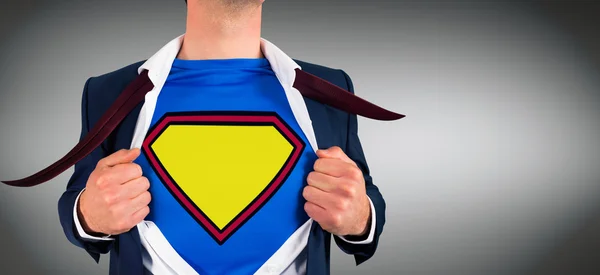 Geschäftsmann eröffnet Hemd im Superhelden-Stil — Stockfoto