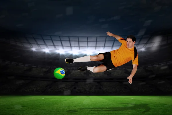 Image composite du joueur de football en saut orange — Photo